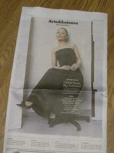 Ariana Grande - New York Times 9.11.2025 - schöner Artikel 4 Lüfter - Bild 1 von 5