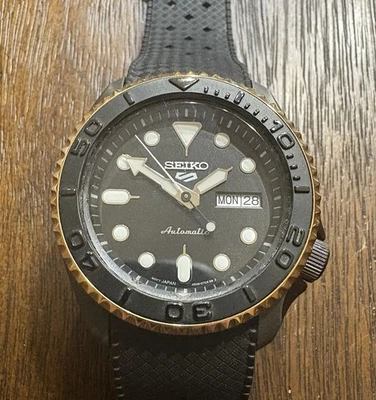 Reloj Seiko 5 Sports Automático 4R36-07G0 Negro/Dorado Estilo Buzo - Día/Fecha Foto 1 de 4
