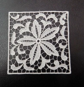 SPITZENEINSATZ MAKRAMEE ECRU QUADRATISCH 10,5 x 10,5 VORHANG MITTELEINSATZ SCHNITZEREIEN - Bild 1 von 1