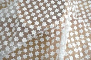 Spitzenstoff cremeweiß Organza klein Blumen Milchfaser bestickt Braut Meterware - Bild 1 von 10
