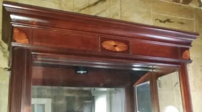 Vitrina tradicional de curiosidades de madera iluminada de cerezo Howard Miller 680-155 Foto 1 de 4