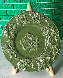 Embossed Green Majolica Grape Vines Leaf Plate Bordallo Pinheiro Style Unmarked  - Picture 1 of 6