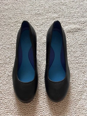 Tacón Crocs para mujer 'A-Leigh punta cerrada cuña' en negro talla 6 Foto 1 de 4