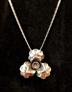 *Collana vintage 925 sterling grosso fiore inciso con cauzione nascosta** - Foto 1 di 8