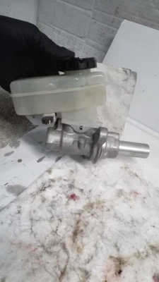 Cilindro maestro de freno usado se adapta a: Nissan 370z 2015 sin crucero adaptativo grado B Foto 1 de 4