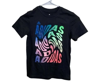 NEU $ 18 Adidas Kinder schwarzes kurzärmliges T-Shirt bunte Adidas Grafik - Größe 6 - Bild 1 von 5