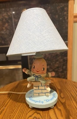 Lámpara de mesa para guardería Precious Humpty Dumpty de segunda mano con elegante pantalla azul bebé Foto 1 de 4
