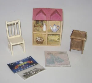 Vintage Holz Puppenhaus Ausstellungsregal Stuhl Beistelltisch + Neu in Verpackung Besteck Topfhalter - Bild 1 von 4