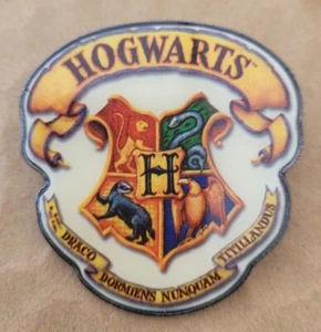 HARRY POTTER HOGWARTS 2001 WARNER BROS ENAMEL BADGE  - Picture 1 of 2