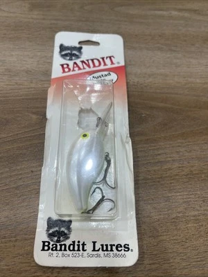 Bandit BDT 200 Series Crankbait 2" 1/4 oz Pearl And Yellow Eye Floating Open Pkg - Image 1 of 2