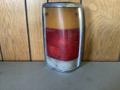1989 Mazda B2200 220-61470R Passenger Side Tail Light ((13-9)) - Image 1 of 4