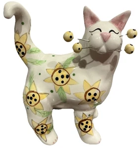 Figura Gato AMY LACOMBE Whimsiclay Amarillo Blanco Girasoles Cerámica Única De Colección - Imagen 1 de 6