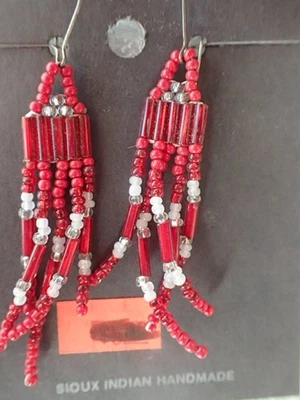 PENDIENTES COLGANTES CON CUENTAS ROJAS DE CABALLO AMARILLO KELLEY/HECHOS A MANO/INDIO SIOUX Foto 1 de 4