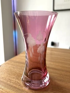Vintage Bohemian Cranberry Flashed Glass Trumpet Vase Engraved Iridescent 14cm - Picture 1 of 6