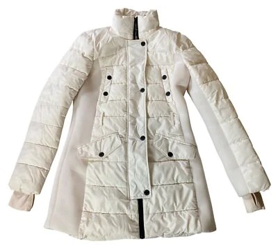 Abrigo acolchado blanco acolchado Michael Kors para mujer bolsillos a presión y cintura con cinturón pequeño Foto 1 de 4