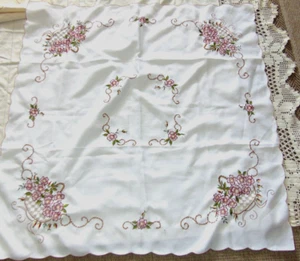 LOT OF 22 VINTAGE LINENS DOILIES. TABLECLOTHS, DRESSER SCARFS EMBROIDERY-CUTTERS - Picture 1 of 23