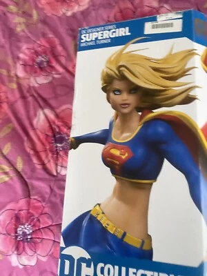 Serie de cómics de estatua de 12 pulgadas DC Designer - Supergirl de Michael Turner Foto 1 de 4