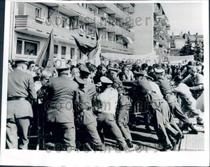 1968 Westdeutsche Polizei schiebt Studenten protestieren Russen Pressefoto - Bild 1 von 2