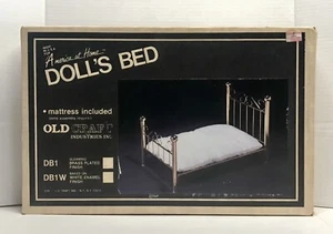 Vintage altes Handarbeit American At Home Puppenbett (Matratze enthalten) neu versiegelt - Bild 1 von 2