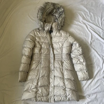 Abrigo para mujer Liz Claiborne plateado acolchado de longitud media con ribete de piel bueno mediano Foto 1 de 4