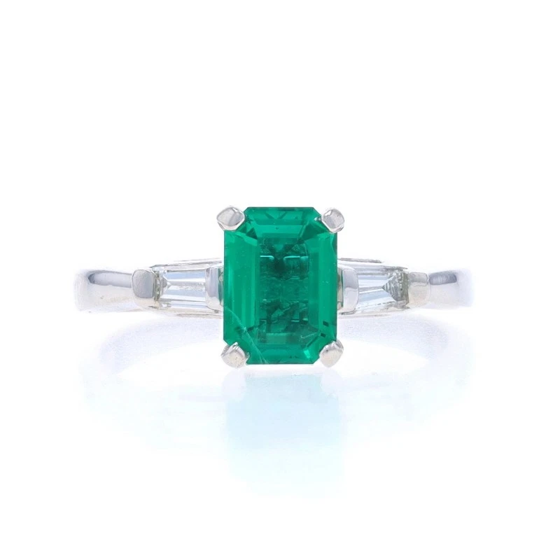Anillo de platino con esmeraldas y diamantes creados en laboratorio - corte esmeralda .96ctw Foto 1 de 4