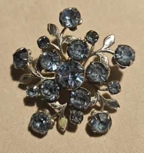 Schmuck - Vintage Brosche - silberfarbene Fassung - blauer Strass - - Bild 1 von 3
