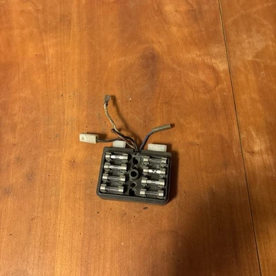Datsun 510 1968-1973 OEM usado caja de fusibles sin cubierta Foto 1 de 4
