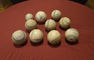 8 Standard Erwachsene Fastpitch Softbälle, 1 Standard Slowpitch Softball, 1 Baseball - Bild 1 von 4