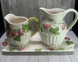 Vintage Neuwirth Krüge Kanne mit Tablett Porzellan geprägt Erdbeere - 3er Set - Bild 1 von 18