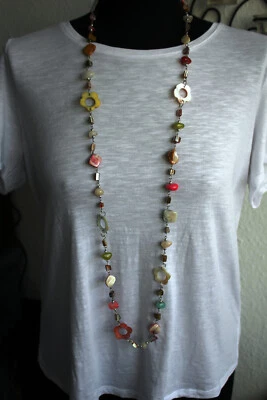 Sehr lange Perlmuttkette mehrfarbig im stylischen vintage Prilblumendesign - Bild 1 von 4