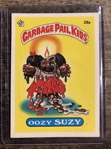 1985 TOPPS GARBAGE PAIL KIDS Oozy Suzy #28a - Picture 1 of 2