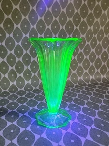 Hermoso jarrón antiguo vintage de vidrio vaselina verde uranio Art Deco en muy buena condición - Imagen 1 de 8
