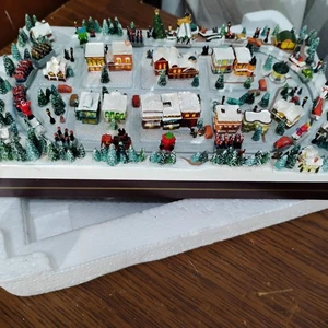 Miniaturas Thomas Kinkade Hawthorne Village "Desfile de Navidad• con caja de certificado de autenticidad - Imagen 1 de 4