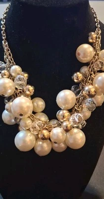 Collar con racimo de perlas de imitación The Limited tono dorado Foto 1 de 2