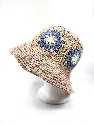 Sombrero cubo tejido a mano con patrón de flores de paja de ganchillo Foto 1 de 4