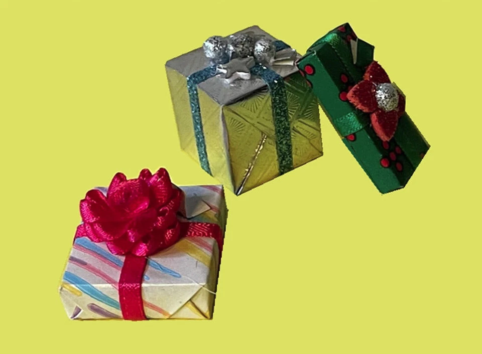 3 WRAPPED PRESENTS WITH FANCY BOWS 1:12 Scale Dollhouse Miniatures Set 5 - Image 1 of 1