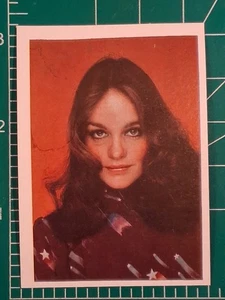 1982 DYNASTY TV SHOW DE ESTRELLAS KARTE PAMELA SUE MARTIN #27 - Bild 1 von 2