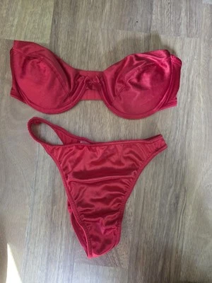 Conjunto de tanga sujetador satinado segunda piel victoria secret rojo sin tirantes Foto 1 de 4
