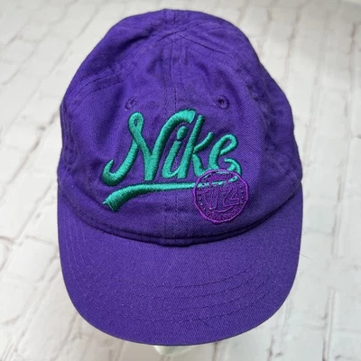 Boné infantil Nike ajustável traseiro roxo com logotipo em excelente estado usado - Imagem 1 de 4