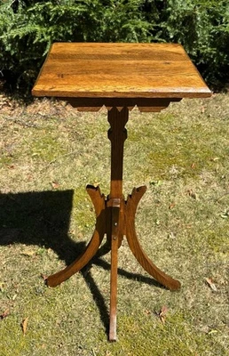 Antigua mesa de helecho con pedestal de roble tigre aserrado en cuartos estilo Eastlake Foto 1 de 4