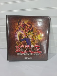 Classeur 3 anneaux jeu de cartes à collectionner Yugioh 1996 Konami - Photo 1/10