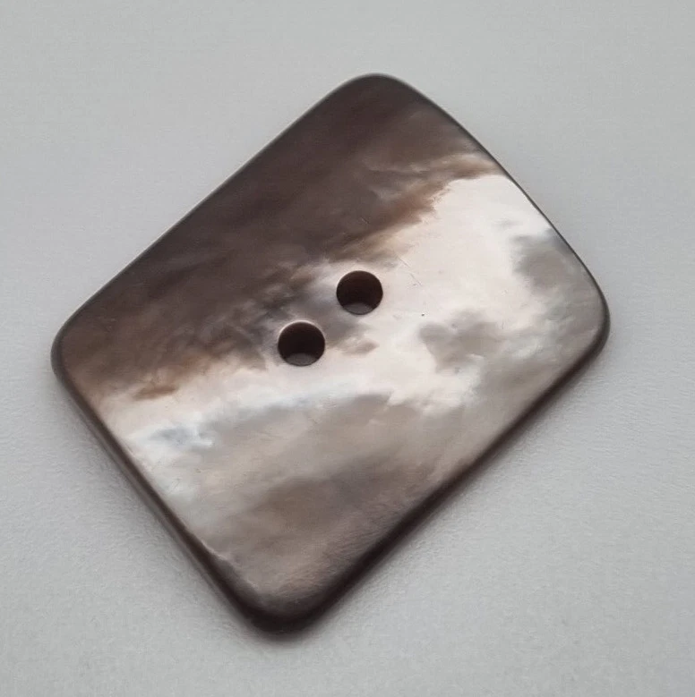 Brauner Perlmutt 2-Loch Knopf 20-28 mm Rautenförmig / MOP Button Bouton F13 - Bild 1 von 1