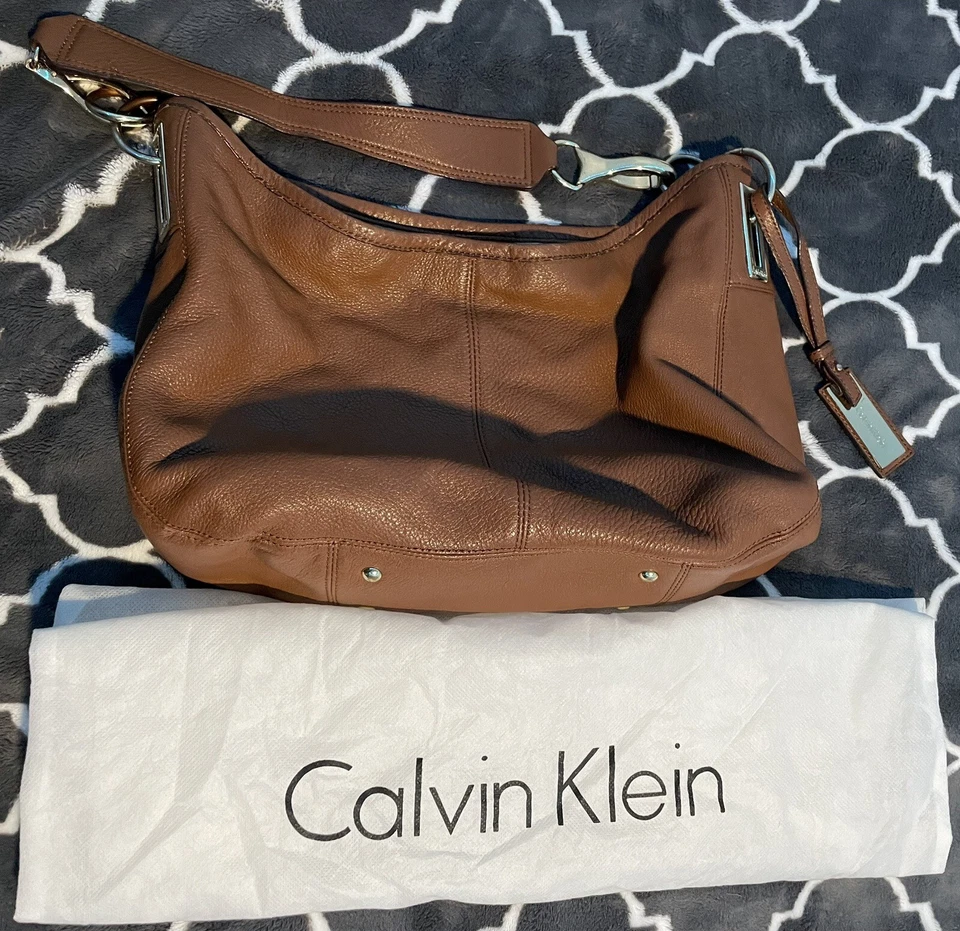 Bolso de mano hobo de cuero marrón Calvin Klein - Usado Foto 1 de 3