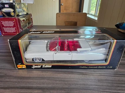MAISTO 1959 CADILLAC ELDORADO BIARRITZ CLASSICS COLLECTIBLE 1:18 DIECAST CAR - Image 1 of 4