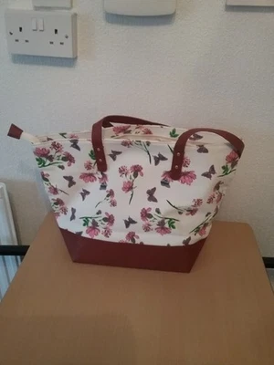 NEW WITHOUT TAGS NATHALIE ANDERSEN FLOWERS AND BUTTERFLIES LARGE LINED BAG - Image 1 of 4
