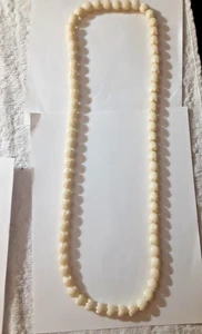 Collana vintage di perle con fiori di lucite intagliati stile tulipano bianco 36" - Foto 1 di 6