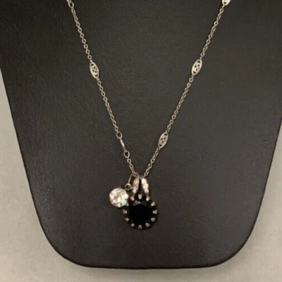 Colgante Mariana de cristal negro y transparente en cadena de filigrana plateada (22") Foto 1 de 4