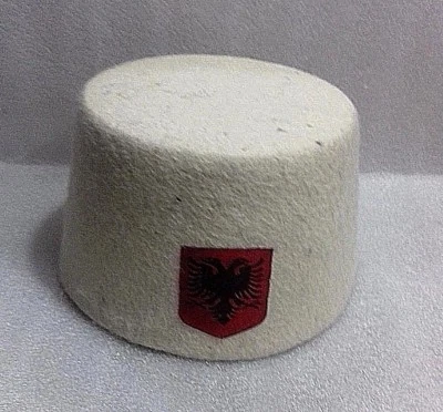 SOMBRERO DE LANA TRADICIONAL ALBANIA FOLK QELESHE PLIS-HECHO A MANO-LANA-EMBLEMA ÁGUILA-LINDO  Foto 1 de 2