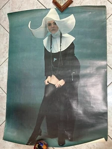 PERSONALITY POSTER UK SUORA SEXY GIRL WITH NUN'S HABIT VINTAGE-CM.73X100. - Foto 1 di 6