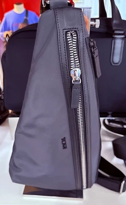 NUEVA Bandolera Tumi BRICKLEN 15.0” Poliéster Suave Grande - GRIS CARBÓN Foto 1 de 4